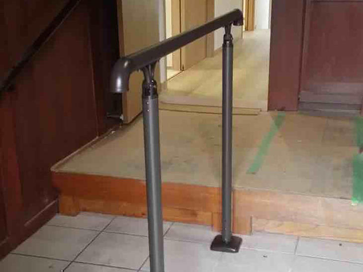玄関に手すりを設置しました。安心して、段差の上り下りができます！担当：古屋・高見