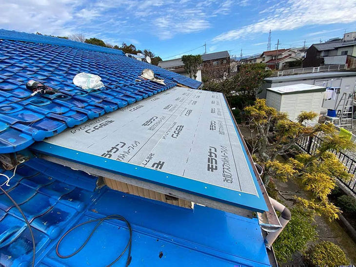 雨漏れがしないように防水シートを貼ります！担当：山中