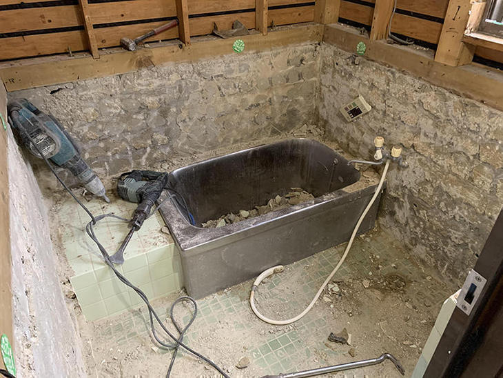 在来風呂の解体をしています。担当：亀田