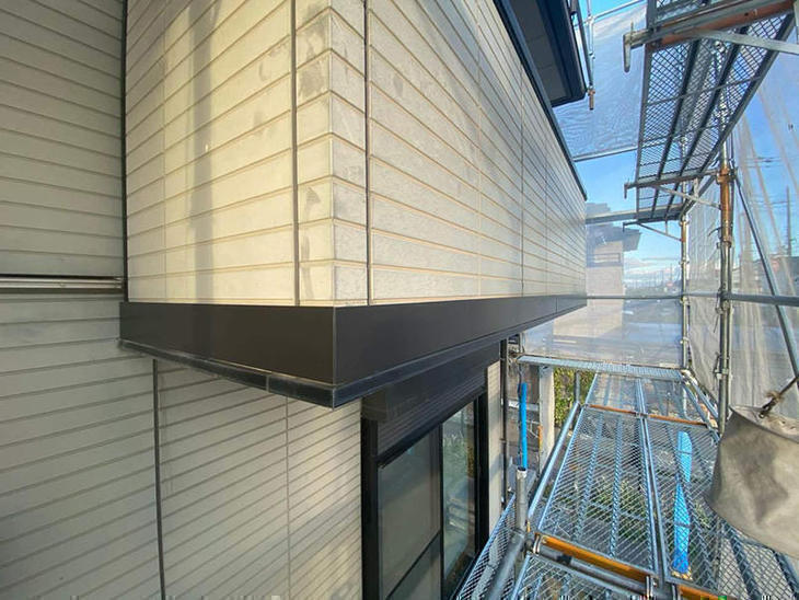 ベランダのサイディングが痛んでいたため板金を当てています！その後、外壁と同じ色で塗装していきます！担当：高田・山中