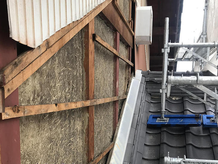 外壁を新しく貼り替える為、既存の外壁を撤去してます。担当：岩城