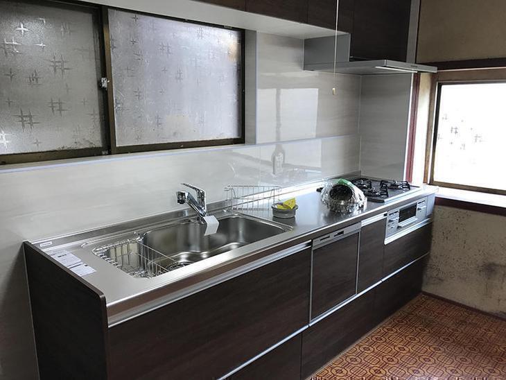 システムキッチンの組み立てが完了しました！かなり格好良く仕上がっています！！これから美装工事(掃除)をしてもらい工事が完了します。担当：中島健太・山尾