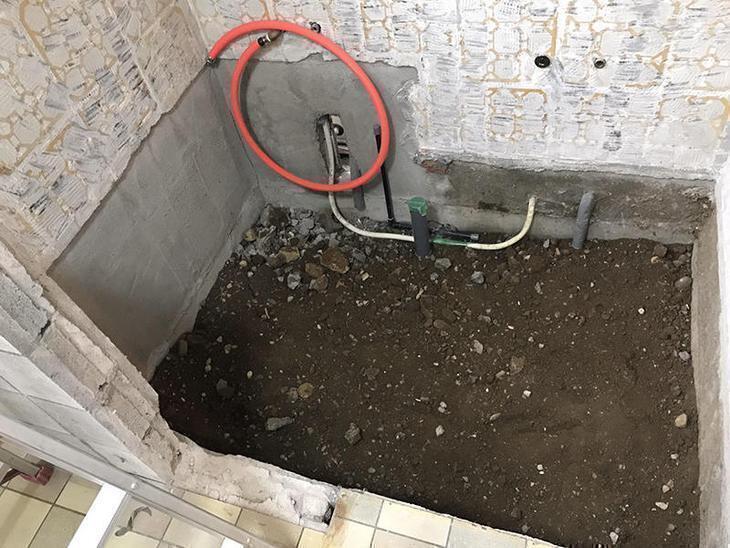 在来のお風呂解体後、設備配管と電気配線を移設しました。次の工程は土間打ちです。担当：高見・森井