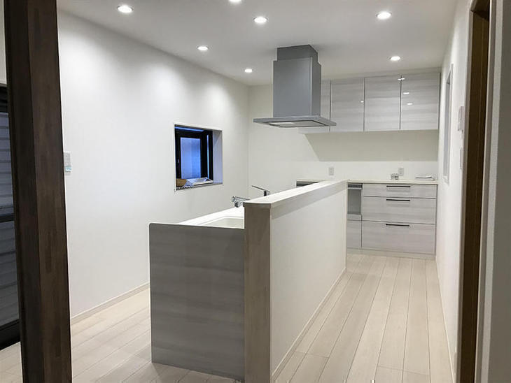 キッチンのリフォームが完成しました！白基調で明るいキッチン空間になりました。担当：岩城