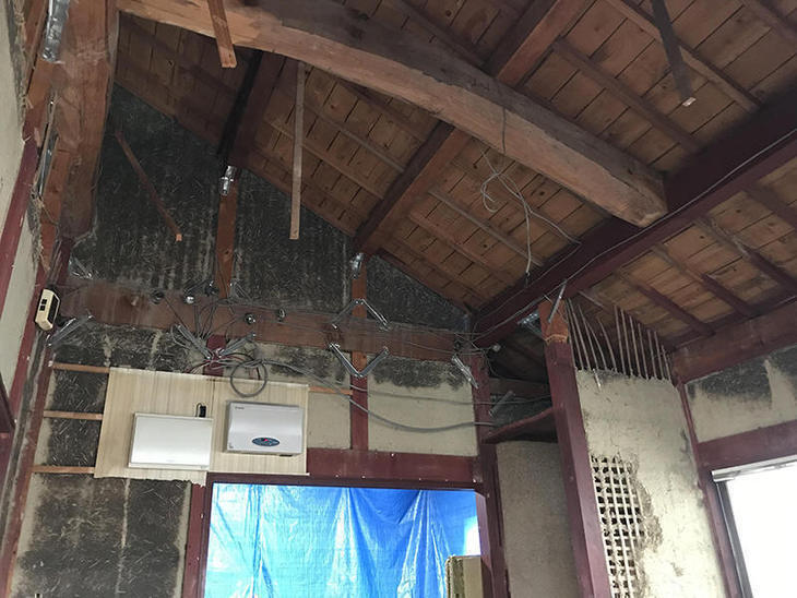 天井・壁・床を解体してます。解体が終わったら床を組んでいきます。担当：岩城