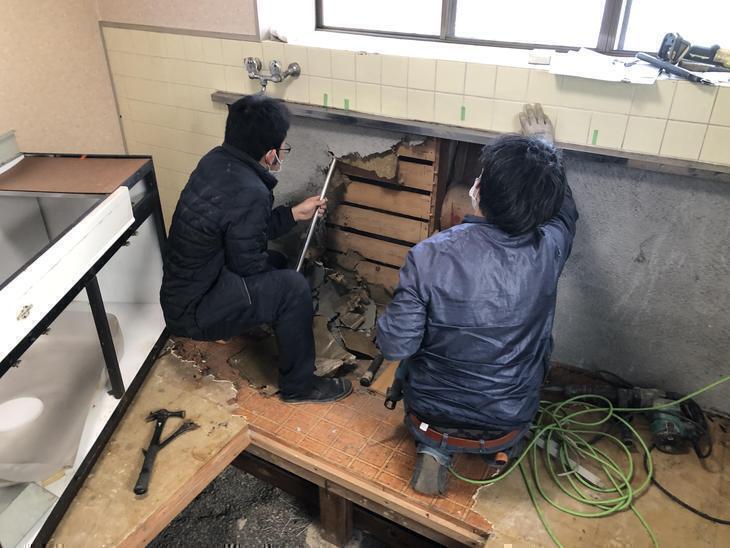 新しくキッチンを入れ替えしますので、解体して設備の仕込みをします！担当：山中