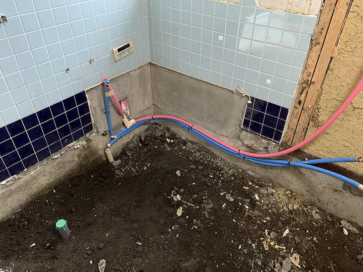 お風呂の配管を新しいものに全て交換しました！今からコンクリートを打っていきます。担当：亀田