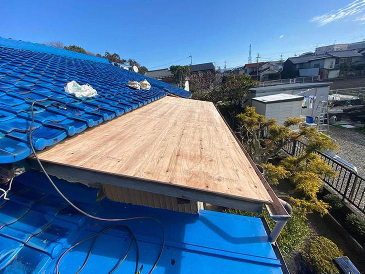 野地板を新しくしています！担当：山中