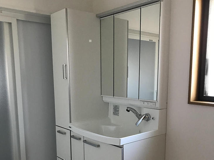 新しい洗面台の設置が完了しました！クロス、CFも貼り替えました！担当：岩城