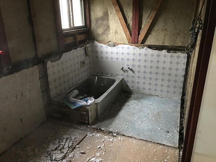 浴室と洗面所の解体をしています。完成が楽しみです。担当：岩城