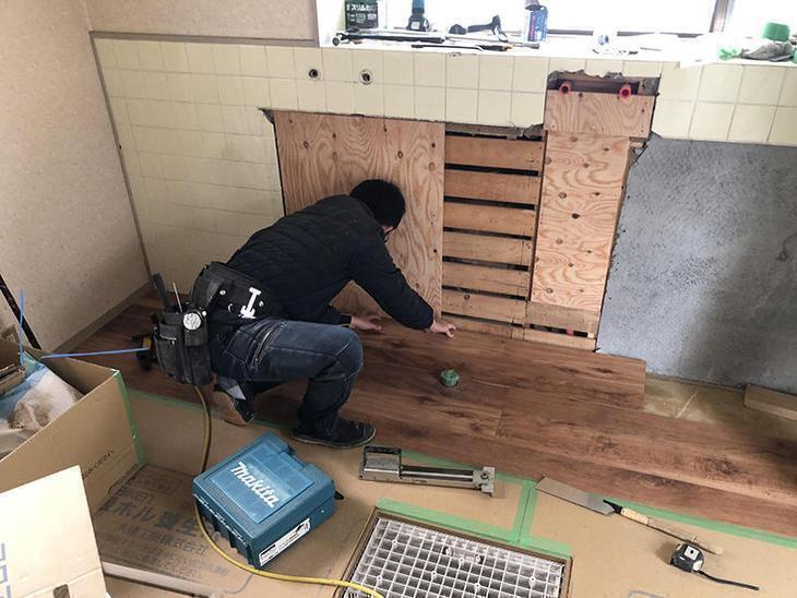 キッチンにフローリングを貼ってます！担当：山中