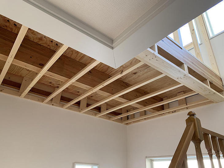 吹き抜けに床を作っています。床の下地ができあがりました。担当：亀田