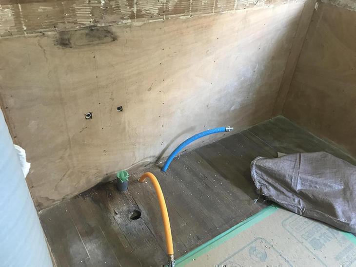 新しいキッチンに合わせて設備配管をしなおしました。元々の配管の穴は大工さんに補修してもらいます。担当：岩城