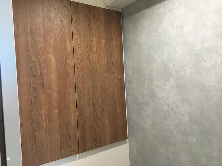 希望の大きさにて扉を作ってもらいました。押して開けるので取っ手が要りません。担当：吉田