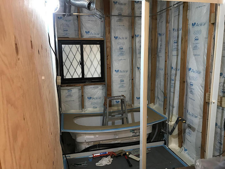 古くなった浴室を交換してます。完成が楽しみです。担当：岩城