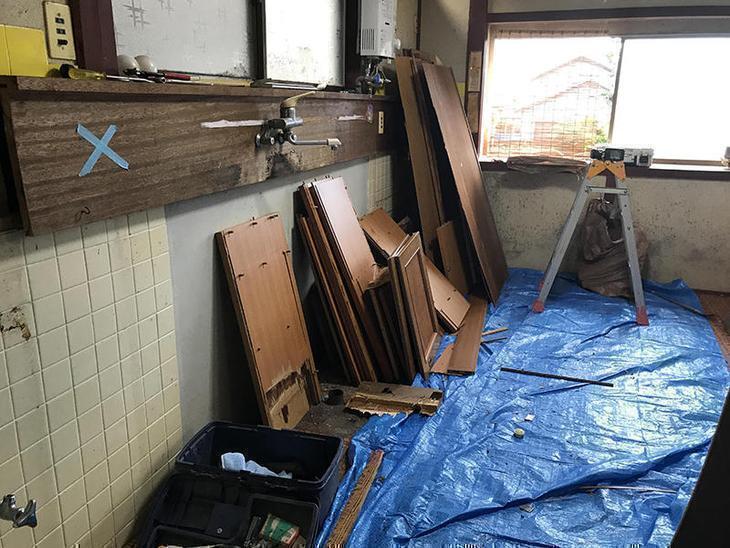 キッチンの解体が完了しました。これからキッチンパネルを張るための大工工事をしていきます！担当：中島健太・山尾