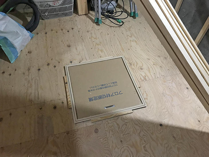床下の点検が出来るよう床下点検口をつけました。断熱仕様の床下点検口です！担当：岩城