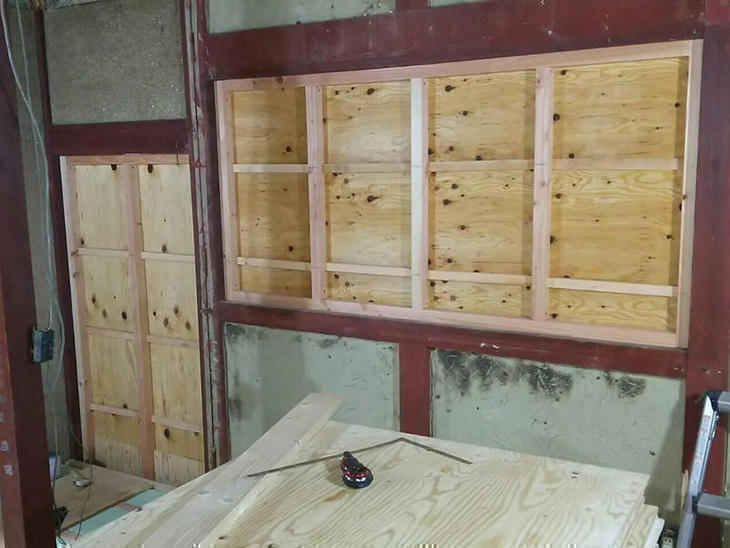 既存の勝手口と窓を塞ぎ、壁にした上で別の場所に勝手口と窓を取り付けます！担当：岩城