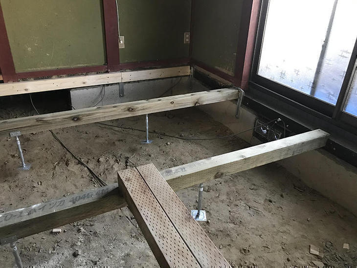 床組み。大工さんに土台、大引きを入れてもらってます。担当：岩城