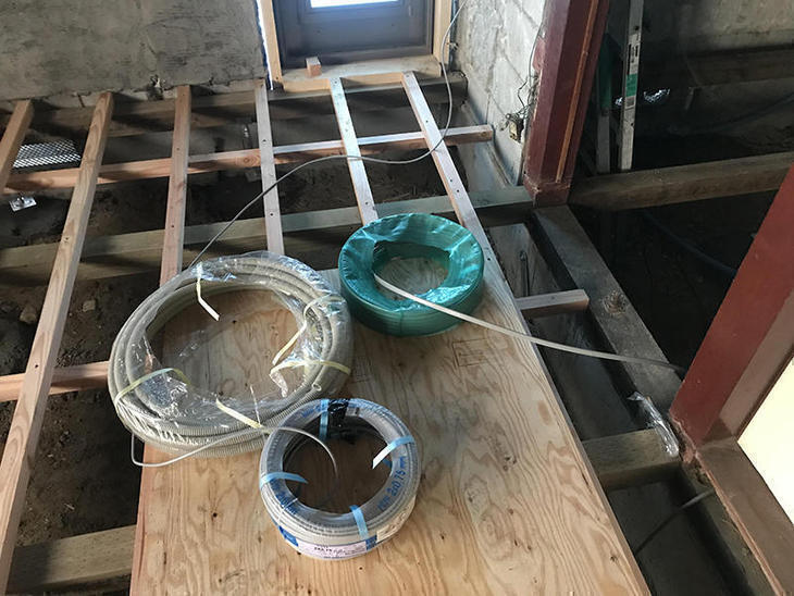 照明やコンセントなど、各配線の仕込みをしてます。担当：岩城