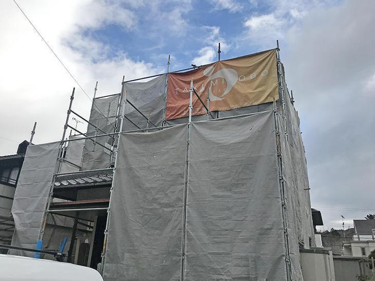 外壁塗装をするために足場を組みました。塗料が飛ばないようにしっかりと養生シートを張っていきます！担当：高田