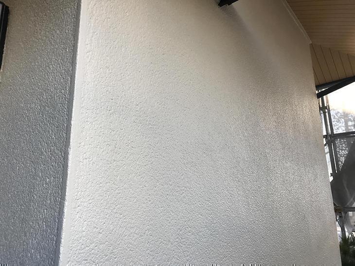 外壁塗装の上塗りをしました！この後、塗り残しや塗料の飛びがないかを確認してから足場を撤去していきます！担当：高田・馬渕