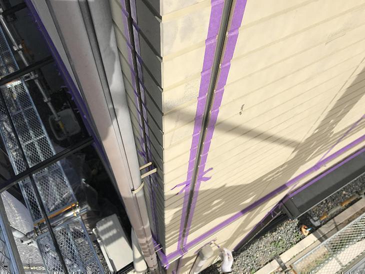 外壁塗装をする前にコーキングをしていきます！外壁が汚れないように養生し、打設していきます！担当：高田・山中