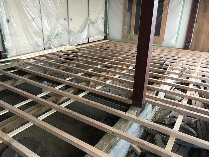 床を組むのに土台を入れ、根太を入れました！この後、床に捨て貼りをして壁を作っていきます！担当：高田・吉田