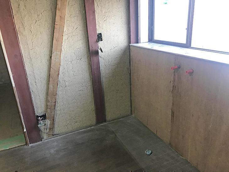 背面のベニヤ板を取りキッチンの解体完了です。次は設備配管の仕込み作業です！担当：古屋・高見