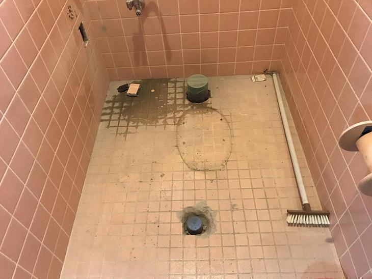 トイレを外し、床の仕上げをフローリングにするので、排水管を延長してもらいました！担当：高見・森井