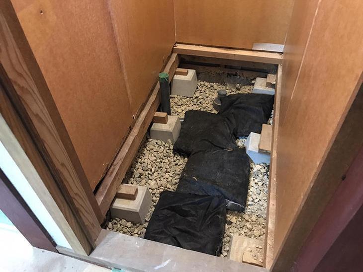 床を解体しました。排水管の仕込みが完了したので、次はフロアを貼っていきます。担当：高見・森井