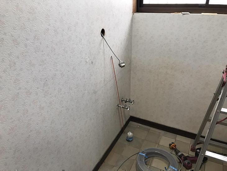既存の洗面台を外し、背面のコンセントの位置を移設しました。担当：高見・森井