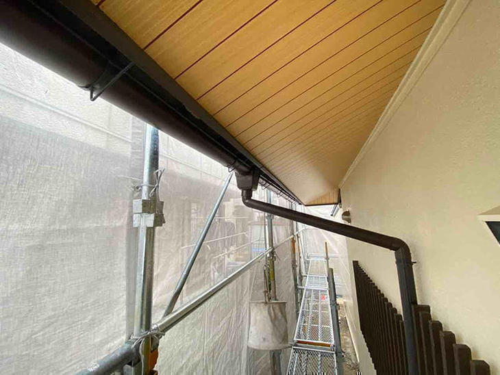 雨樋の一部が割れていましたので交換しました！今回は、塗装工事もするため雨樋を同じ色で塗装します！担当：高田・馬渕