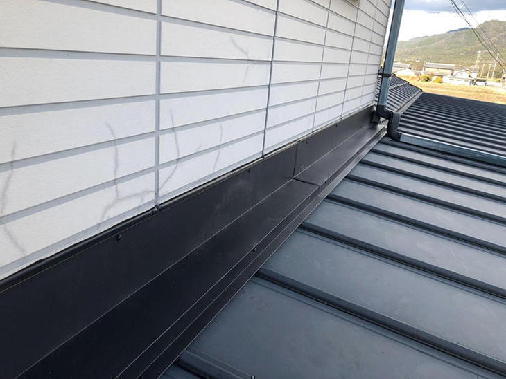 外壁と板金から水漏れがしていたので新しく板金で覆いました！担当：山中・岩城