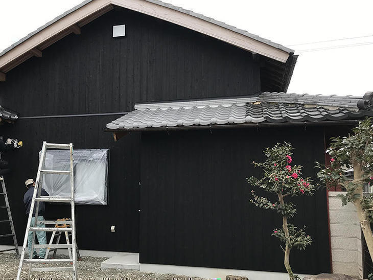 焼き板が、色褪せてきたので塗装しました。担当：岩城