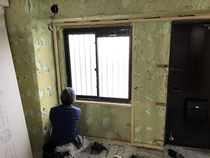 壁を木下地でしています。次は窓枠を入れ、石膏ボードを貼っていきます。担当：有田