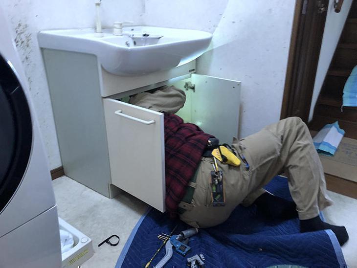 洗面台の交換してます！担当：山中