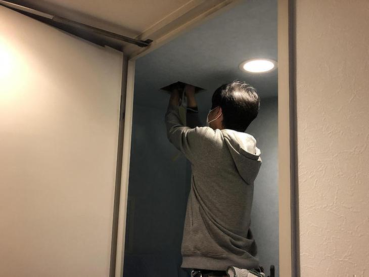 トイレの換気扇を交換してます。掃除をしていても埃が溜まるので換気の音が大きい場合は交換をお勧めします。担当：山中・馬渕