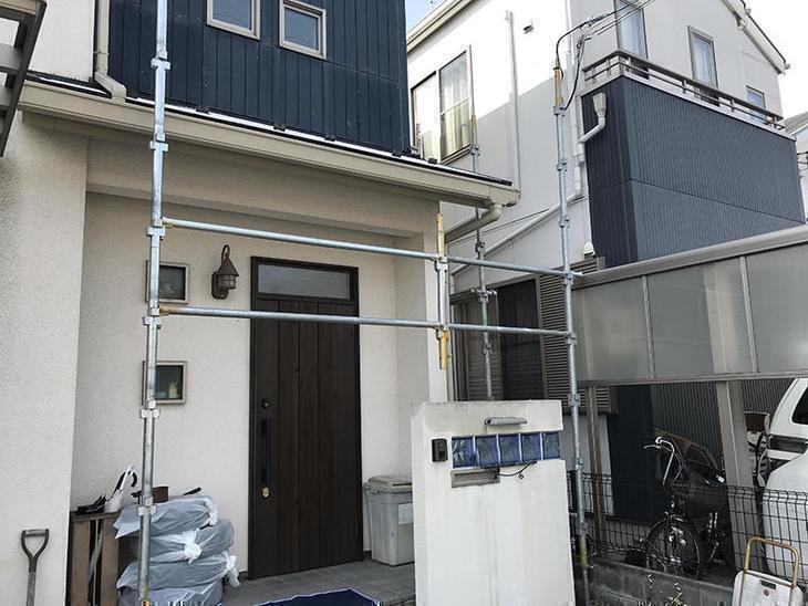 塗装工事の前に足場を組んでいます！このあと塗料が飛ばないように養生のメッシュシートを張ってきます！担当：高田