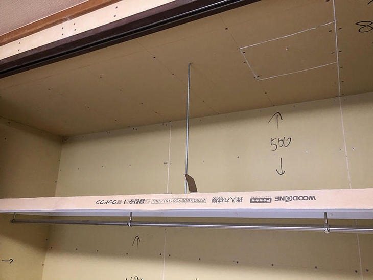 クローゼットの枕棚をつけました。長さが一間以上あるので真ん中で天井からボルトで吊り、補強しました。担当：有田