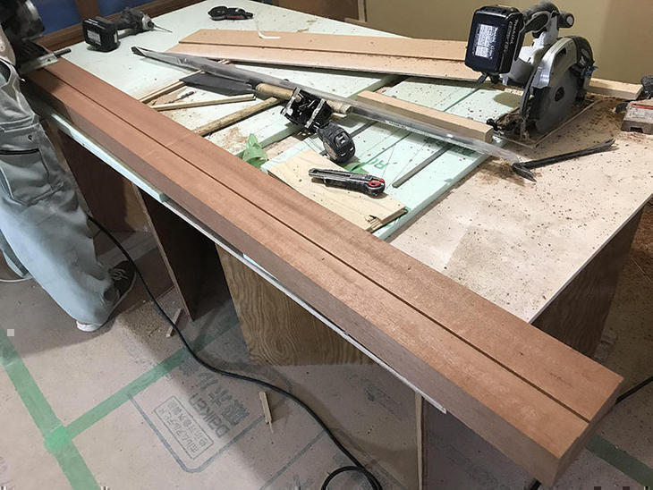 既存の建具を利用して引き違いから片引きにするので大工さんに敷居を作ってもらってます！担当：岩城