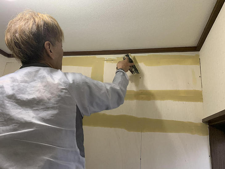 クロスを貼る前にパテ（下地処理）をしていきます。担当：亀田