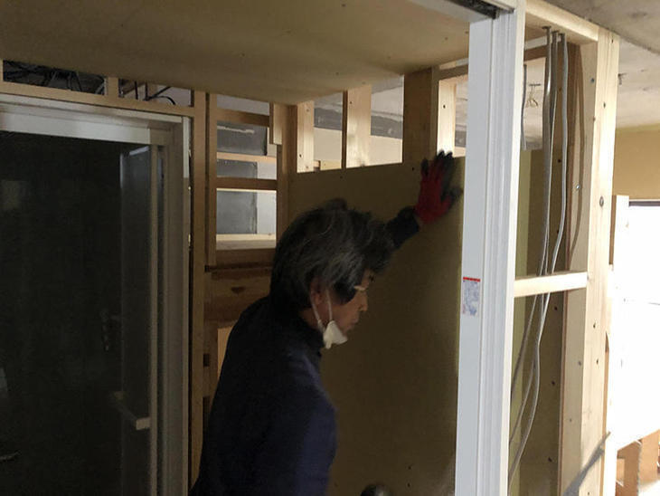 洗面所の壁のボードを貼ってもらってます。担当：有田