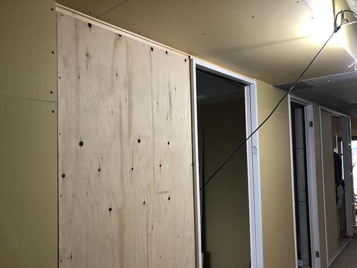 建具枠をつけ、壁のボードも貼れてきました。担当：有田