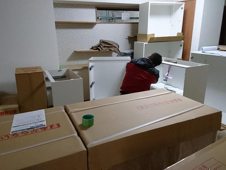 本日からキッチン組み立てです。 完成が楽しみです。 担当：小川