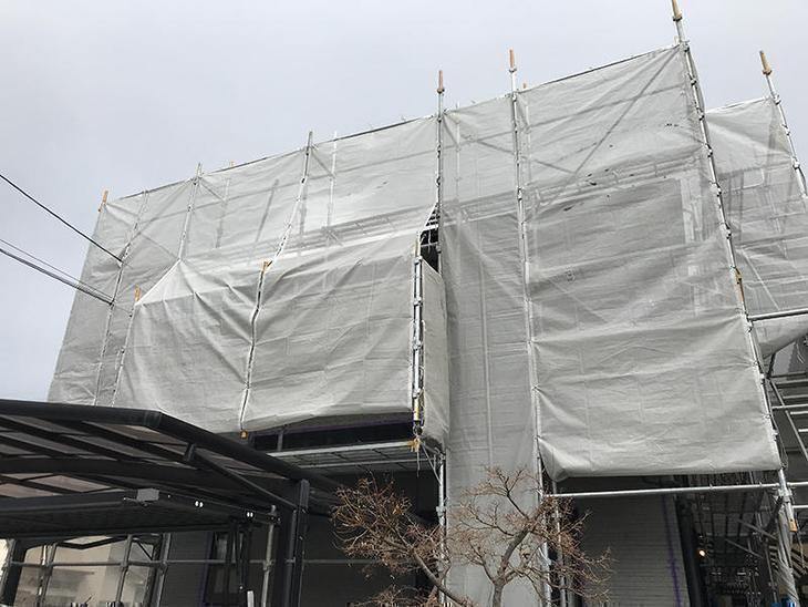 塗装工事をするのに足場を組みました。塗料が飛びにくいように養生シートも貼っています！担当：高田