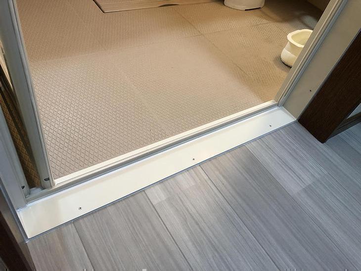 お風呂の折れ戸のカバー工事をしてます！担当：山中