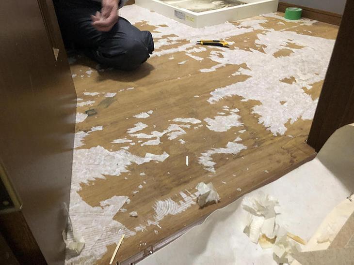 クロスとクッションフロアを貼り替えてます！担当：山中