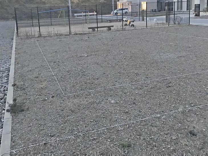 敷地内のどこに建物が建つのかロープを張り明示しています。担当：森井