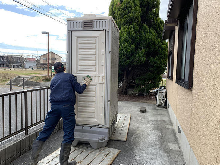 工事前に職人さんのトイレを設置します。地面が傷つかないようしっかり養生もして行います。担当：亀田